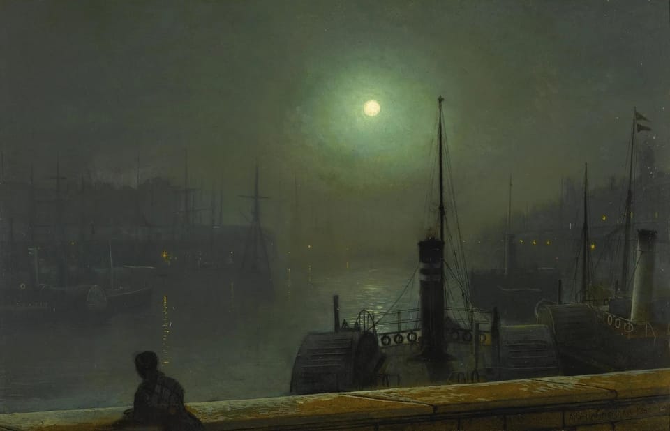 Cena noturna de um porto em Glasgow sob a luz esverdeada da lua cheia, com barcos a vapor e mastros envoltos em névoa. Pequenas luzes amarelas refletem na água escura.